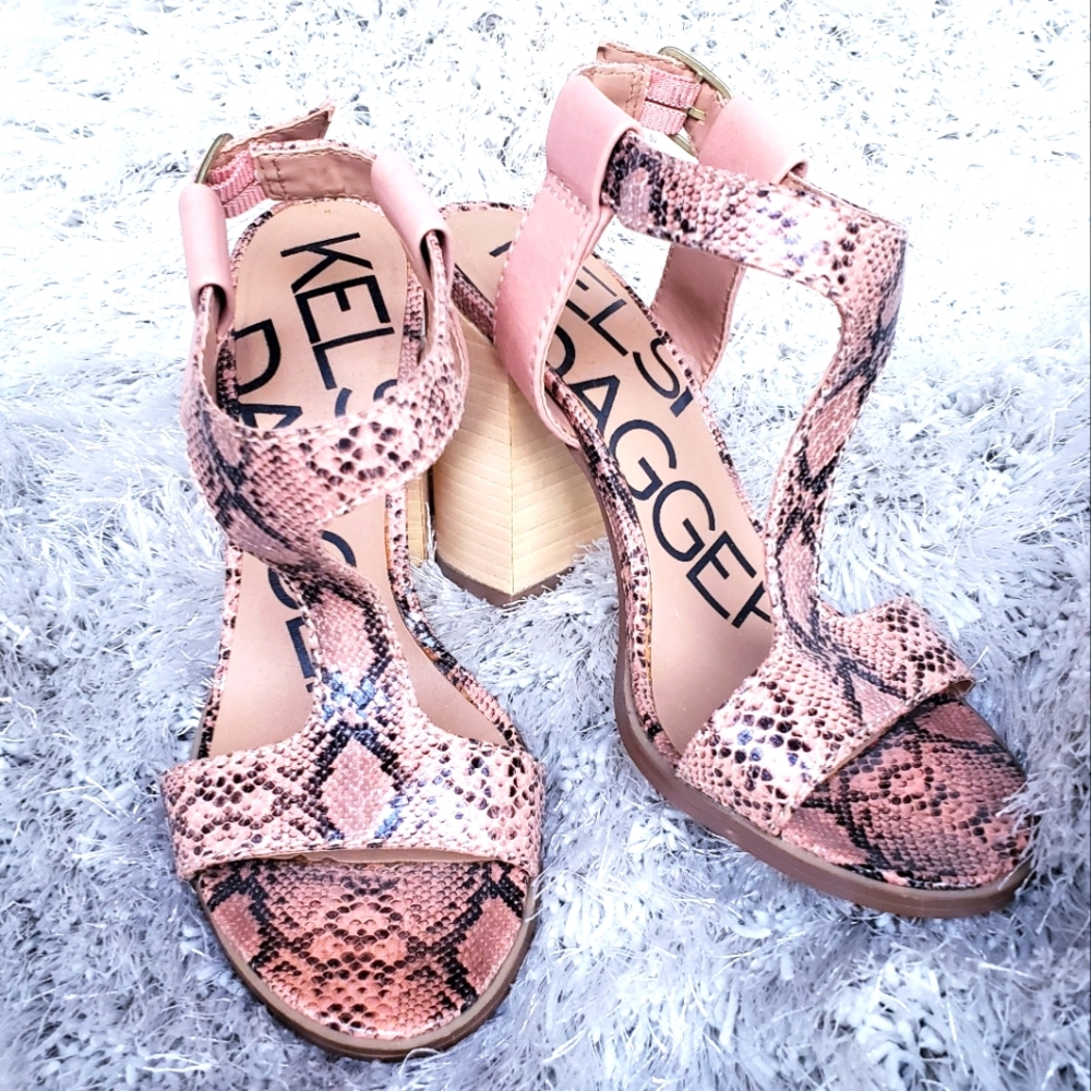Kelsi Dagger Brooklyn Tan Snakeskin T-Strap Block Heel Sandals Sz 6